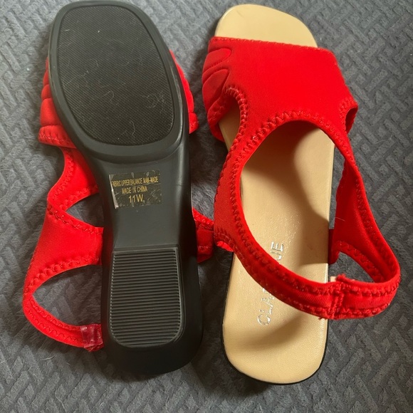 Classique Red Women's Sandals sz 11W nwot - Picture 5 of 5